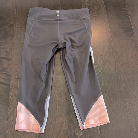 Under Armour compression capri leggings- gray/light gray/peach size medium - Picture 2 of 4